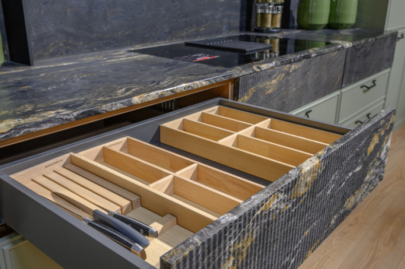 Bucătărie neoclasică cu insulă cu fațada MDF frezat 3D - vopsit Verde NEO398 Bucătării Neoclasice la comanda