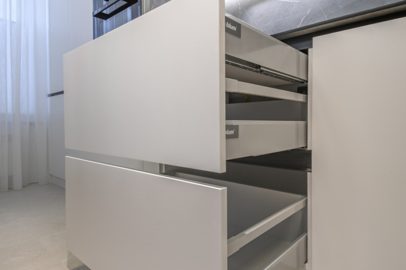 Bucătărie modernă liniară cu fațada MDF vopsit lucios Alb MOD405 Bucătării moderne mobila