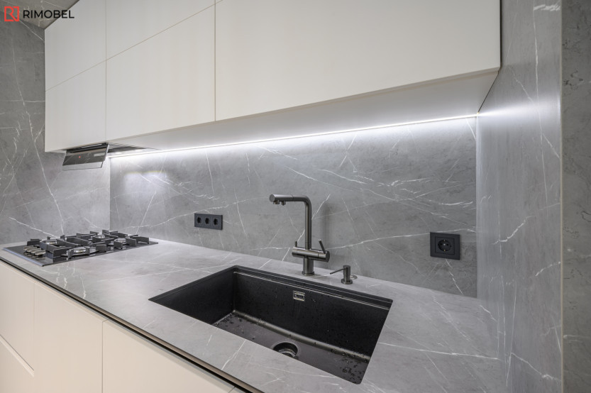 Bucătărie modernă liniară cu fațada MDF vopsit lucios Alb MOD405 Bucătării moderne mobila