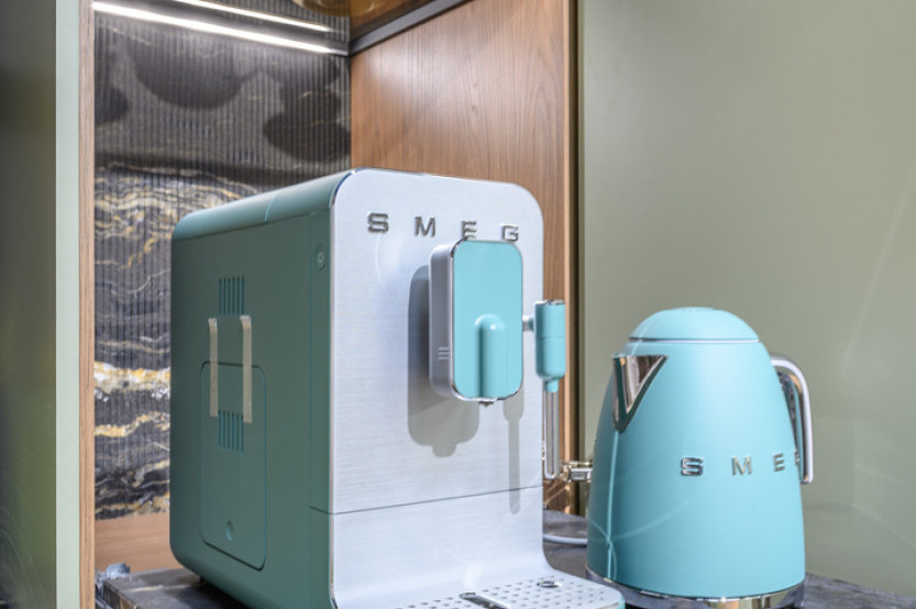 Bucătărie neoclasică cu insulă cu fațada MDF frezat 3D - vopsit Verde NEO398 Bucătării Neoclasice mobila