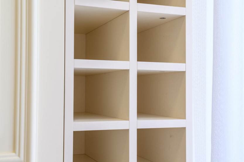 Bucătărie clasică cu insulă cu fațada MDF frezat 3D - vopsit Alb CLA386 Bucătării clasice la comanda