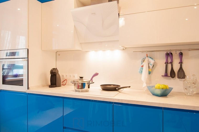 Bucătărie modernă în formă de „L” fronturi MDF vopsit lucios Albastru MOD20 Bucătării moderne la comanda chisinau